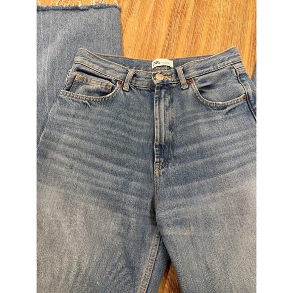 Zara High Waisted Light Wash Jeans - Size 6 - Picture 3 of 5